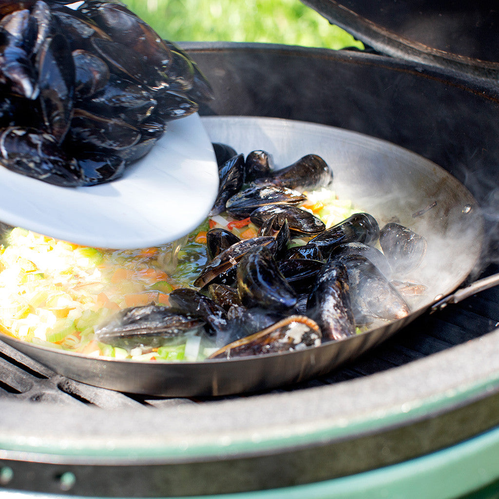 Paëlla grill pan & Stir Fry Green Egg BBQ